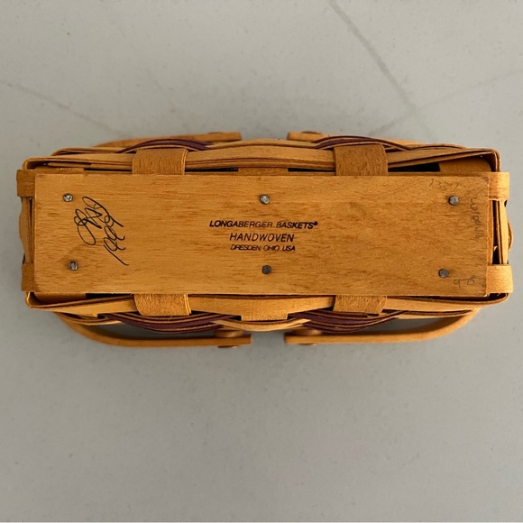 Longaberger 1998 Picture Perfect Sweetheart Basket w/purple accent weaves - Picture 7 of 9